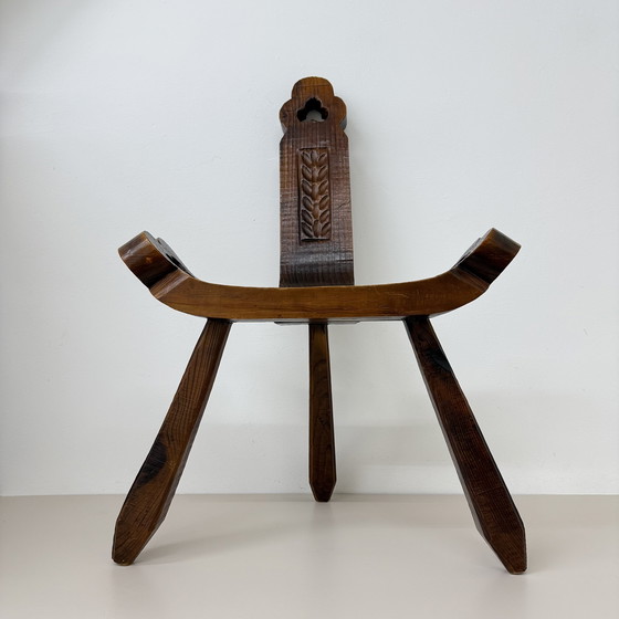 Image 1 of Brutalistische handgesneden eikenhouten Spaanse driepootstoel , jaren 1970