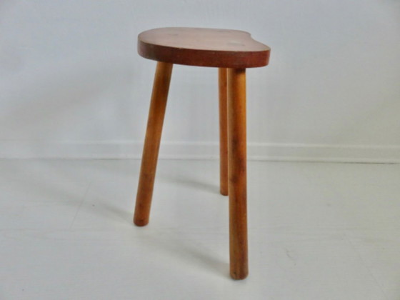 Image 1 of Boerenkruk met driepoot, gemaakt van licht hout, Frankrijk, 1960