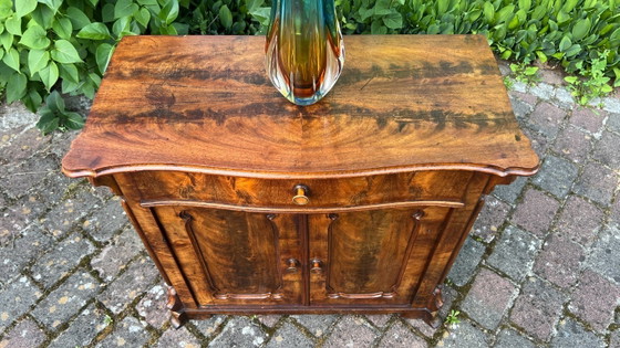 Image 1 of Elegante cómoda de nogal estilo Biedermeier | Mediados de siglo | Incluye envío por transporte de mercancías