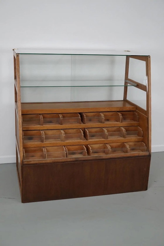 Image 1 of Antieke Spaanse fourniturenkast / winkeltoonbank in beuken- en eikenhout, jaren 1950