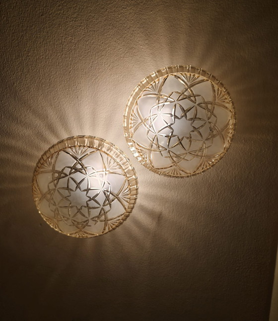 Image 1 of Een paar hoogwaardige vintage wand-/plafondlampen van loodkristal met stervormige slijping.