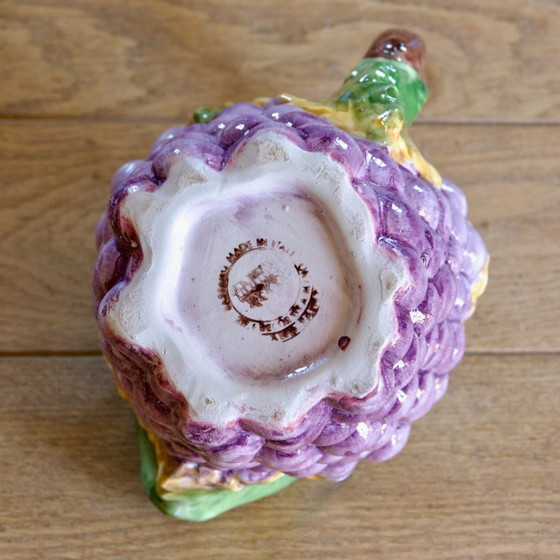 Image 1 of Grande carafe ancienne en barbotine de Bassano, raisin