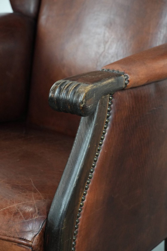 Image 1 of Fauteuil à oreilles classique vintage en peau de mouton et bois