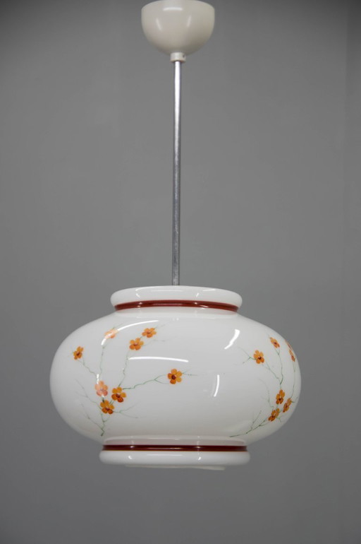 Hanglamp van melkglas, handbeschilderd, uit de jaren 70, vintage stijl uit het midden van de 20e eeuw.