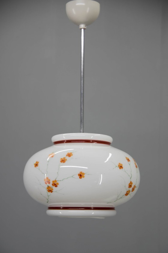 Image 1 of Hanglamp van melkglas, handbeschilderd, uit de jaren 70, vintage stijl uit het midden van de 20e eeuw.
