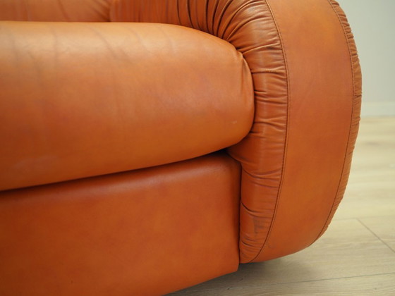 Image 1 of Fauteuil rouge, design danois, années 1970, production : Danemark