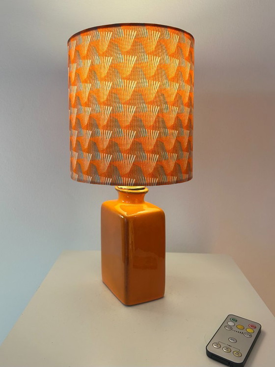 Image 1 of Een haardvaas van West-Duits aardewerk (jaren 60/70) omgetoverd tot een upcycled vaaslamp.