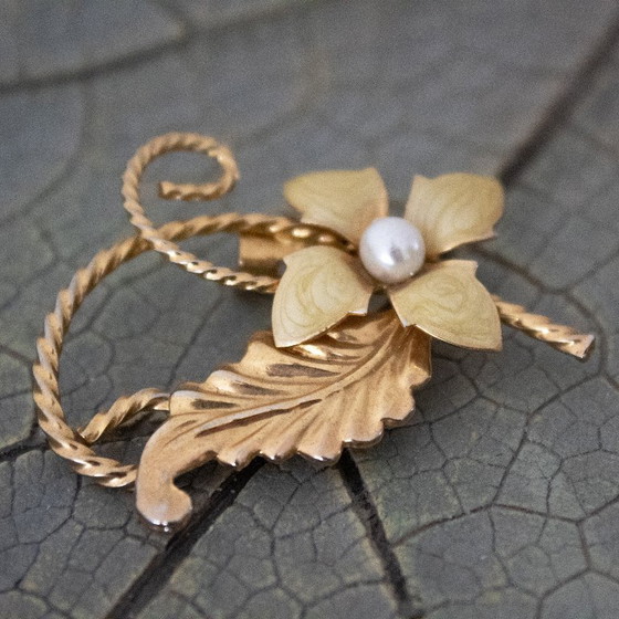 Image 1 of Vintage-Brosche aus gelber Emaille-Perle in Blumenform, gefasst in goldfarbenem Metall