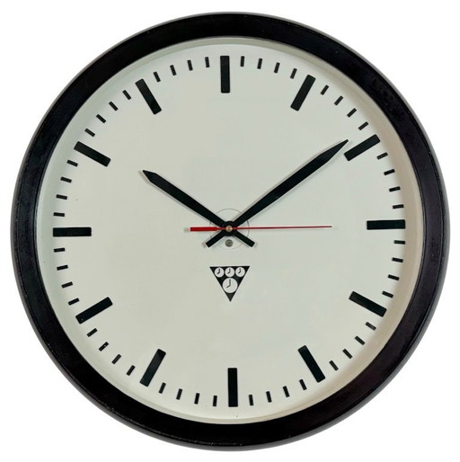 Industriële bakelieten wandklok van Pragotron, jaren 70.