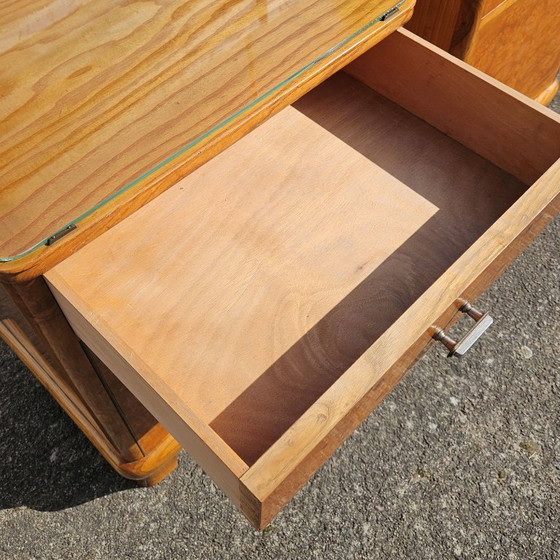 Image 1 of 2 tables de chevet Art déco françaises anciennes - Ensemble de 2 tables de chevet en loupe de bois et verre - Années 30