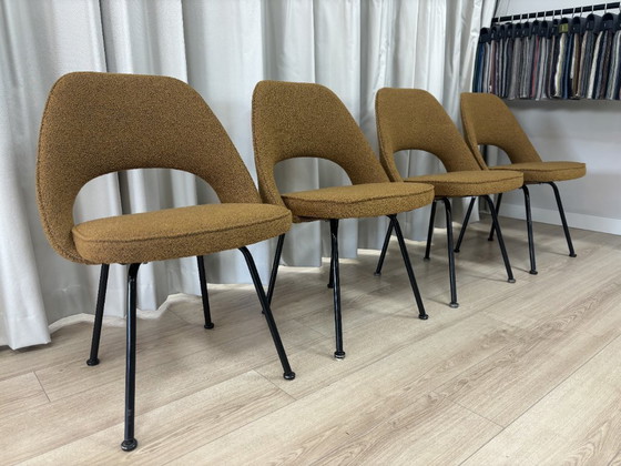 Image 1 of Juego de 4 Sillas Knoll Saarinen | Bouclé Amarillo Ocre | Recién tapizadas