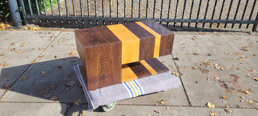 Mesa de centro de diseño con cajones, hecha a mano