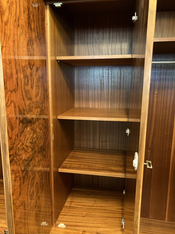 Image 1 of Außergewöhnlicher 5-türiger Kleiderschrank in Nussbaum-Hochglanzfurnier