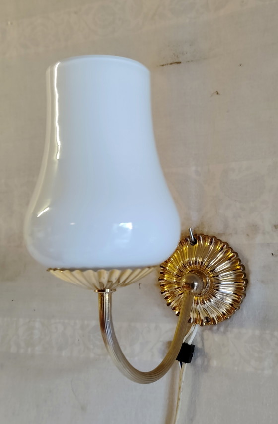 Wandleuchten aus vergoldetem Messing und Opalglas-Tulpe - Mitte 20. Jh. – Brass (photo 6 of 10)