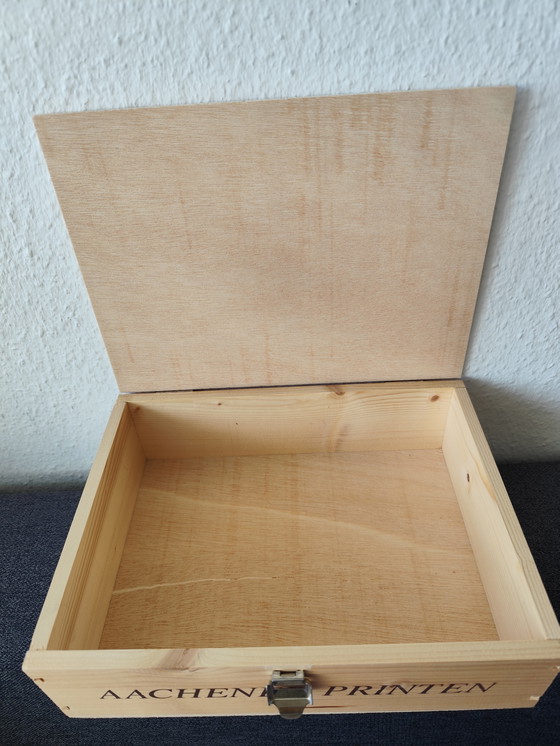 Image 1 of Wooden box of Aachener Printen (gingerbread) with Aachen Cathedral engraving, metal clasp, vintage.