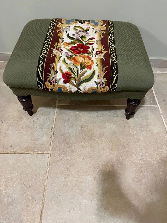 Poggiapiedi vintage imbottito, decoro floreale stile Aubusson. – Poggiapiedi e pouf, Wood (photo 3 of 9)