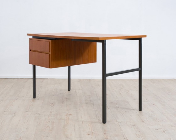 Image 1 of Bureau in mid-century modern stijl uit de jaren 60, met een strak, modern design. Teakhout.