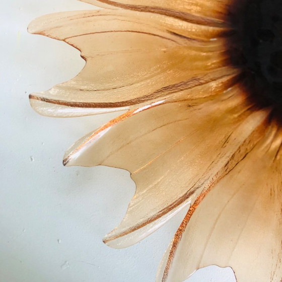 Image 1 of Plato con forma de girasol en vidrio moldeado y prensado, circa 1960.