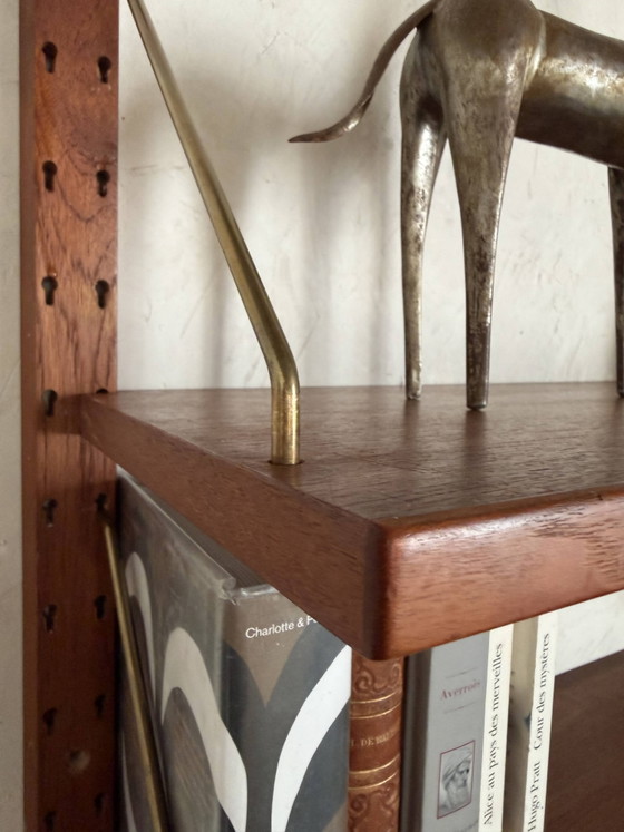 Libreria a muro scandinava vintage in teak di Sven Ellekaer – Scaffali a muro, Brass, Scandinavian (photo 3 of 9)