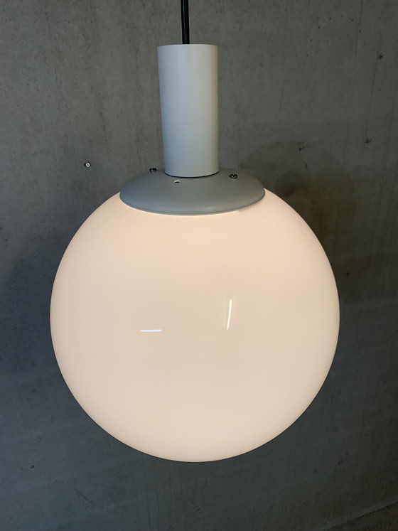 Image 1 of Glanzende witte opalen bol van Aldenkamp, Apeldoorn.