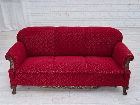 Image 1 of Dänisches 3-Sitzer-Sofa aus den 1950er Jahren, roter und hellgrauer Möbelwollbezug, geschnitztes Eichenholz.