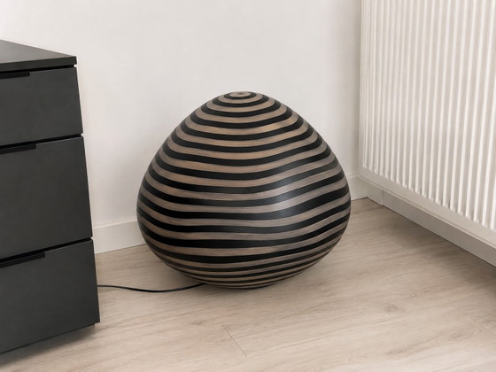 Bellissima e unica lampada di design di grandi dimensioni realizzata in vimini. – Oggetti decorativi, Plastic (photo 3 of 5)