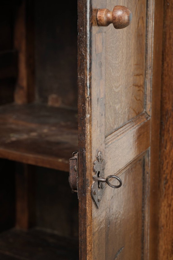 Antieke eikenhouten boerenkast uit eind 17e eeuw met origineel beslag en prachtig patina – Buffetkasten (photo 13 of 13)