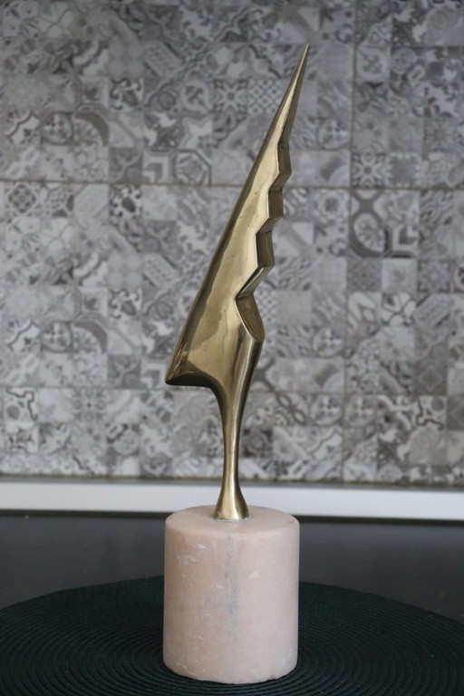 Belle sculpture inspirée de Brâncusi