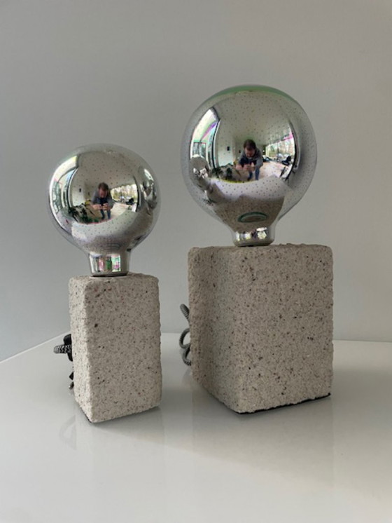 Image 1 of Set van twee moderne designlampen met sculpturale stenen basis