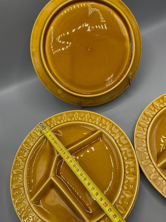 4 piatti da fonduta in terracotta smaltata color giallo senape, con 4 scomparti e decorazione a foglie in (photo 3 of 4)