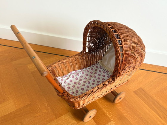 Image 1 of Poussette vintage rétro mignonne en rotin ancien, années 60/70