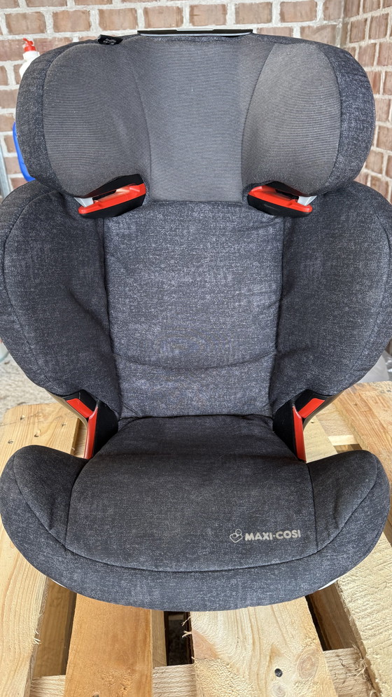 Image 1 of Maxi-Cosi FeroFix Car Seat For Sale