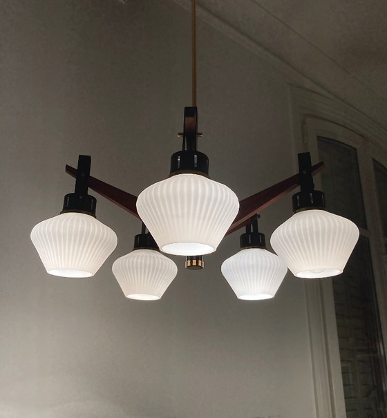 Image 1 of Lampadario italiano d'epoca in teak, ottone e vetro opalino