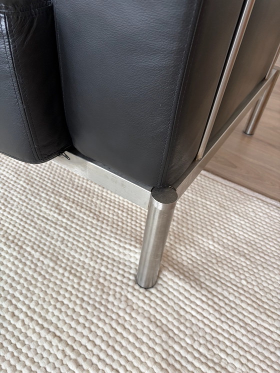 Fauteuil en cuir noir avec cadre couleur argent (photo 9 of 10)