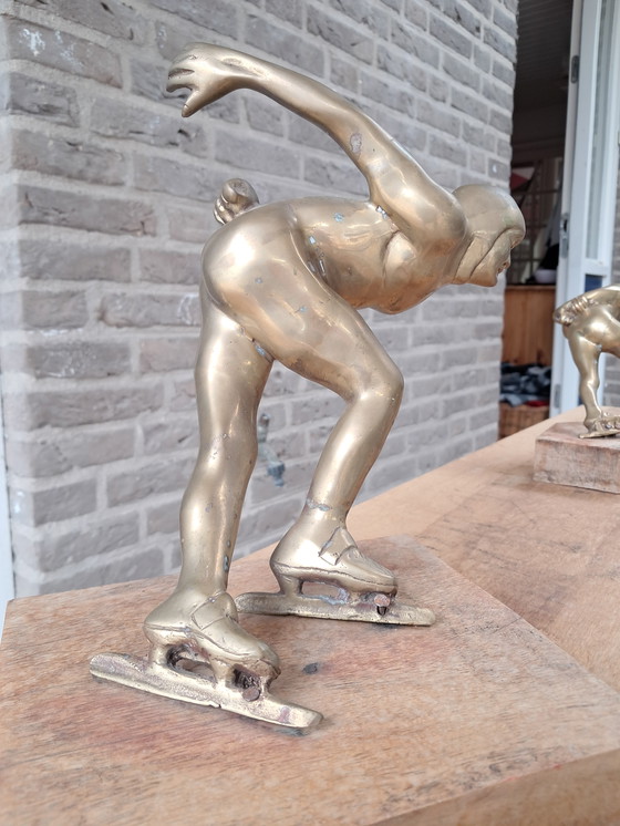 Image 1 of 2 Bronzen beelden van schaatsers 28 en 17 cm hoog