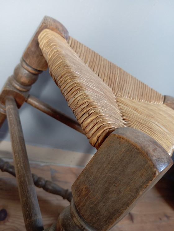 Image 1 of Dreibeiniger Hocker aus geschnitztem Massivholz, Sitzfläche aus Stroh, Neo-Baskischer Stil, Frankreich