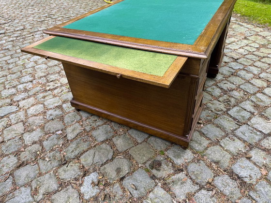 Image 1 of Scrivania da ministro/a per partner, 160x120 cm, mogano e rovere. 15 cassetti. Inglese.