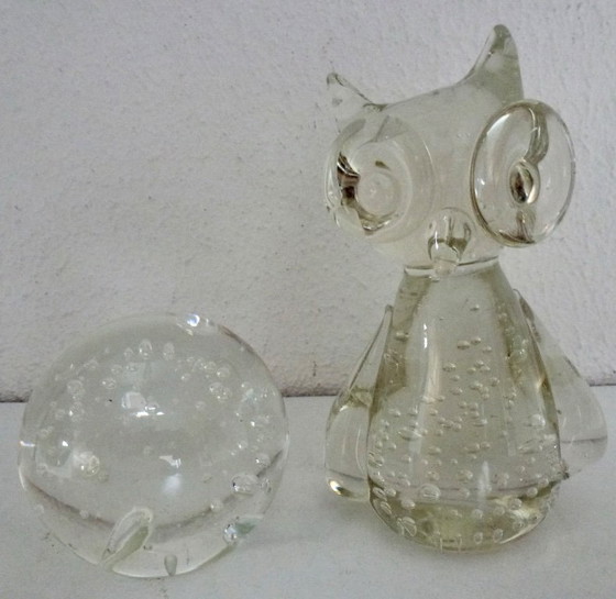 Image 1 of 2 presse-papiers en verre, composés d'un hibou et d'une sphère, Spijkerbol.