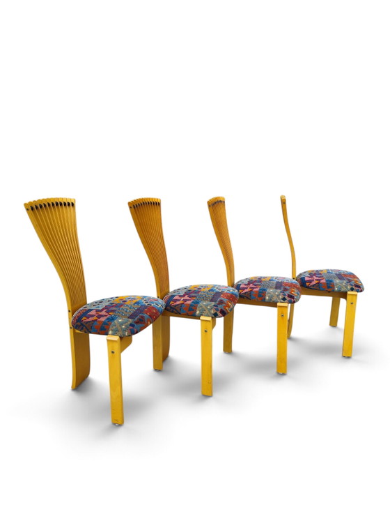 Totemstoelen ontworpen door Torstein Nilsen – Westnofa, Eetkamerstoelen, Textile, Wood (photo 6 of 11)