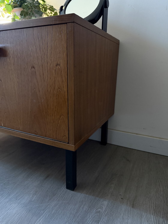 Image 1 of Mobiletto a ribalta su gambe di metà secolo