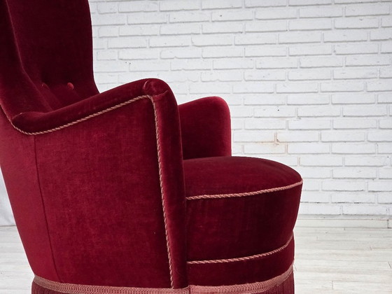 Image 1 of Fauteuil danois des années 1970, revêtement en velours rouge cerise, pieds en frêne.