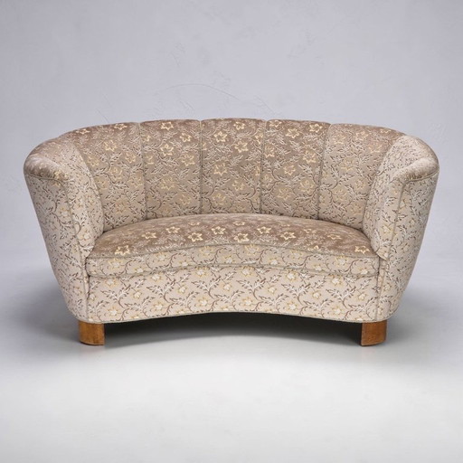 Sofá danés de dos plazas "Banana" de la década de 1970, tapizado original en terciopelo verde claro/gris.