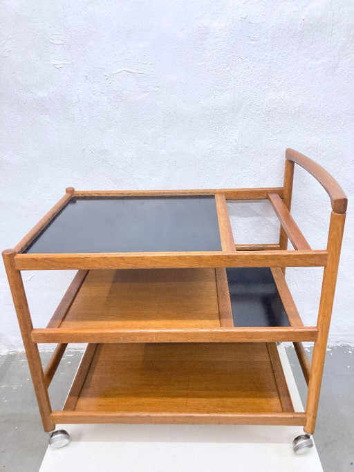 Dyrlund serveerwagen van eikenhout en resopal, Deens design uit de jaren 60/70.