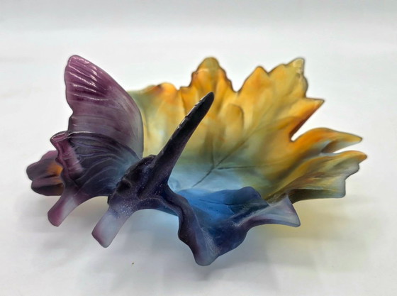 Image 1 of DAUM – Glazen pastahouder/ringhouder met de afbeelding van een vlinder met wijnblad, gesigneerd.