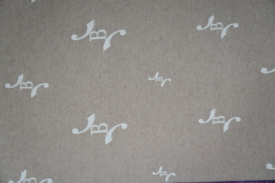 Image 1 of Sofá de tres plazas de terciopelo morado: glamour moderno y comodidad de lujo.