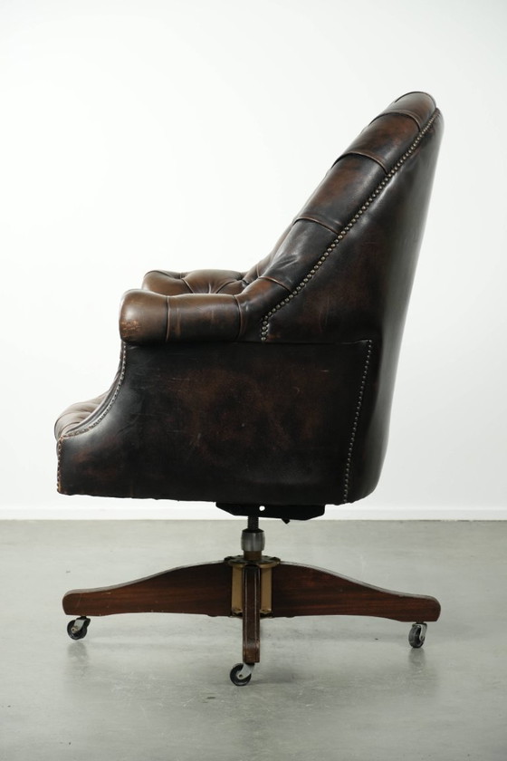 Image 1 of Grote bruine rundleren vintage chesterfield bureaustoel in hoogte verstelbaar en draaibaar op wieltjes met siernagels 