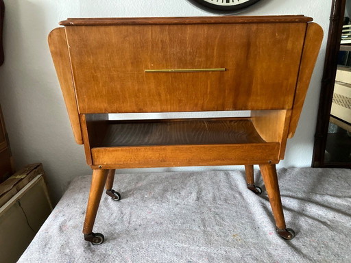 Vintage naaikar uit de jaren 60 - naaitafel - naaikast - op wielen - 3520 - Erzgebirge