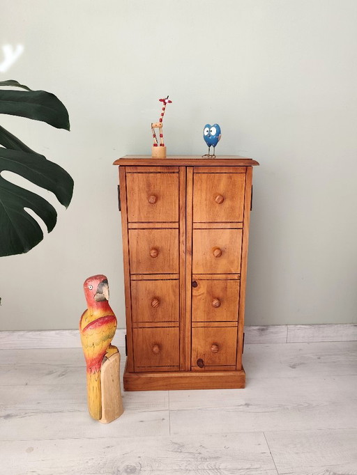 Pequeño mueble de madera estilo armario con cajones falsos