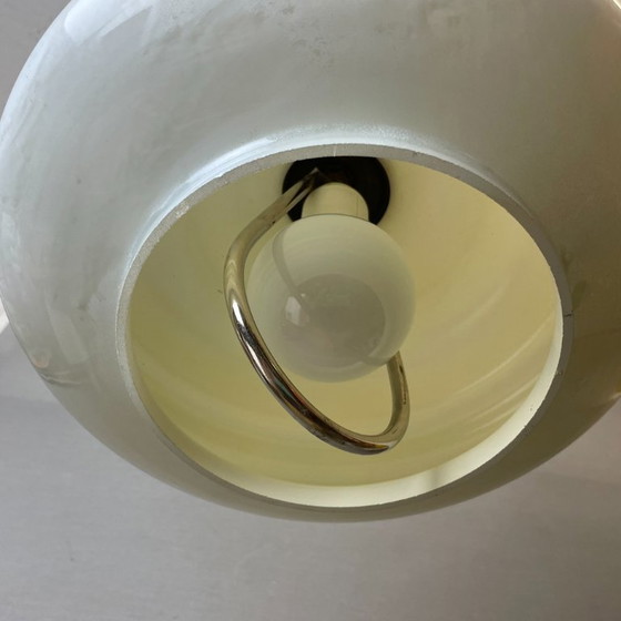 Weiße Glas-Pendelleuchte mit Ausziehmechanismus im Stil der 1970er Jahre für das Esszimmer – Pendelleuchten (photo 7 of 10)