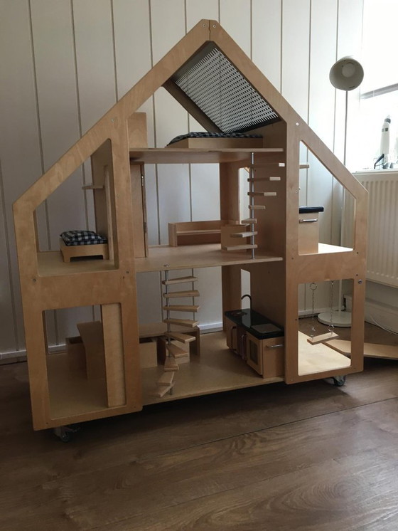 Image 1 of doll villa (by Liliane)